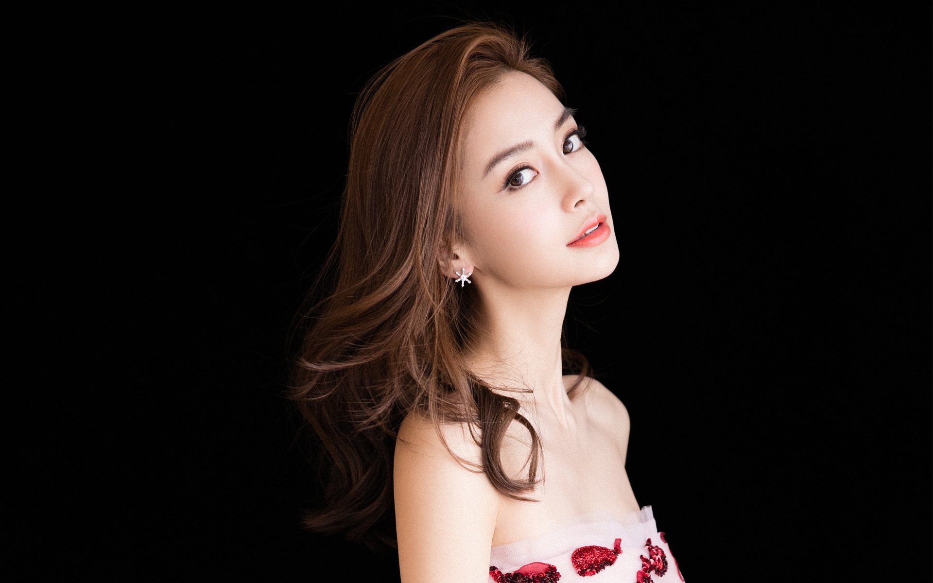 支持女运动员：台球中的性别平等发展，打台球的女运动员