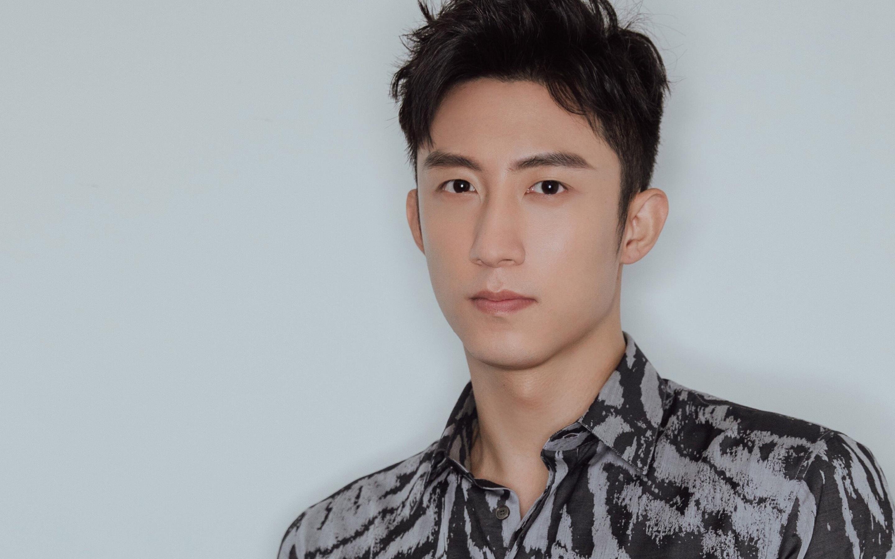 湖人球员亲自为球迷送出签名球衣，湖人球衣赞助