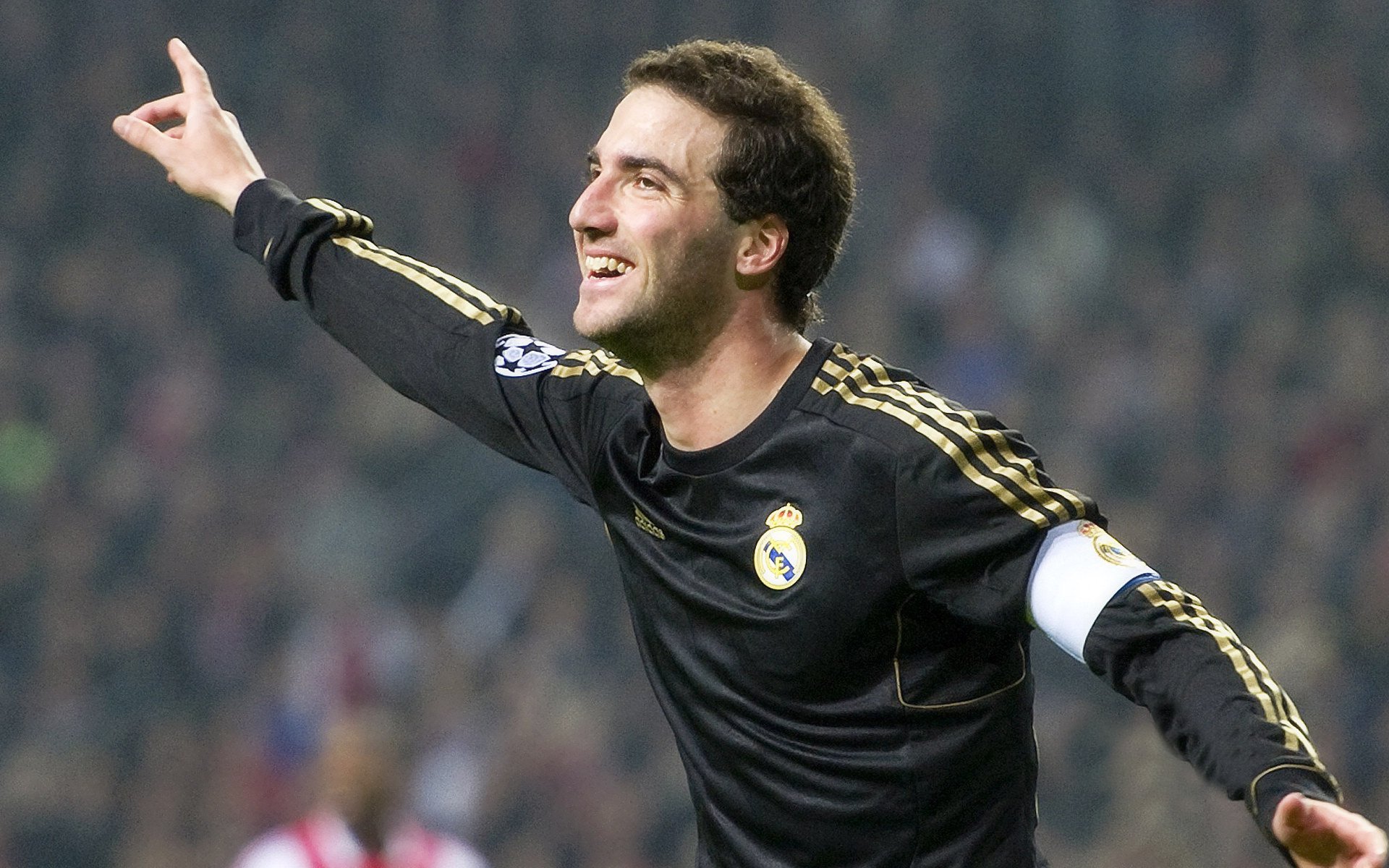 开云体育官方下载-季后赛生涯里，蒂伊多次在比赛尾声投中“关键三分”，帮助球队取得胜利！